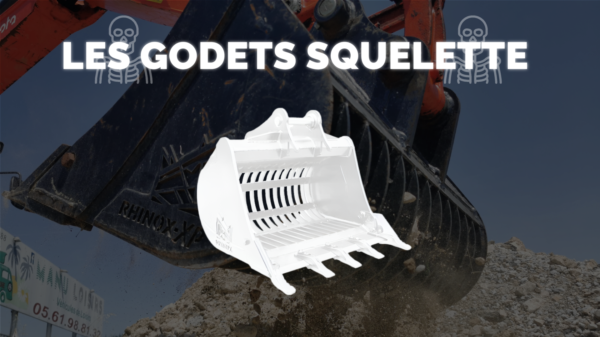 Godet squelette blanc attach  un bras minipelle sur un chantier de construction, avec le texte ‘LES GODETS SQUELETTE’ en haut de l’image. Godets squelette, bras d’excavatrice, chantier de construction, accessoires de construction, matriaux en vrac, quipement de construction, pelleteuse.